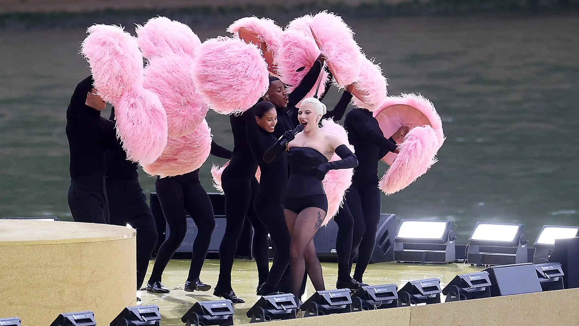  Lady Gaga Brilla en la Inauguración de los Juegos Olímpicos de París 2024 con un Tributo Musical a Francia 