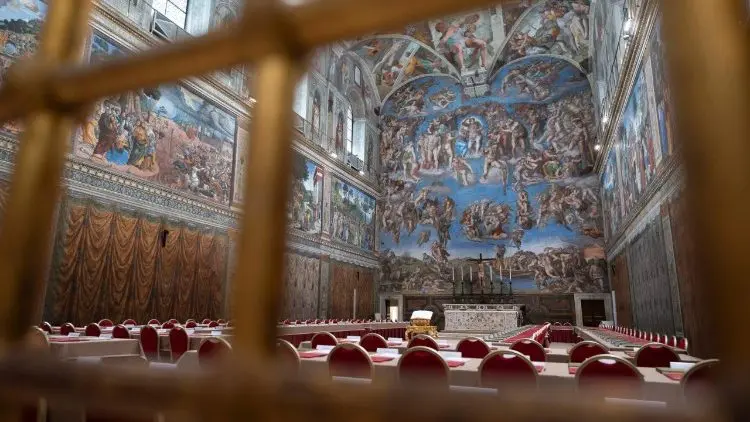 La Capilla Sixtina se prepara para la elección del nuevo Papa